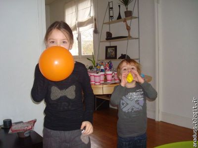 On s'occupe un peu, on teste les ballons ;-)
